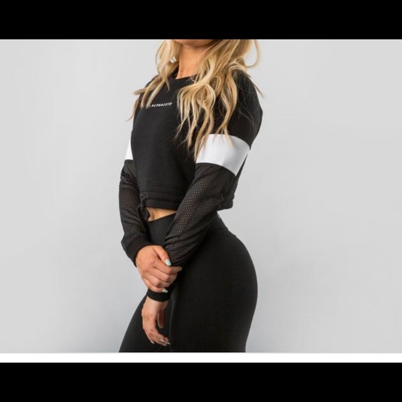 Alphalete Sweaters - Alphalete crop sweater, size XS